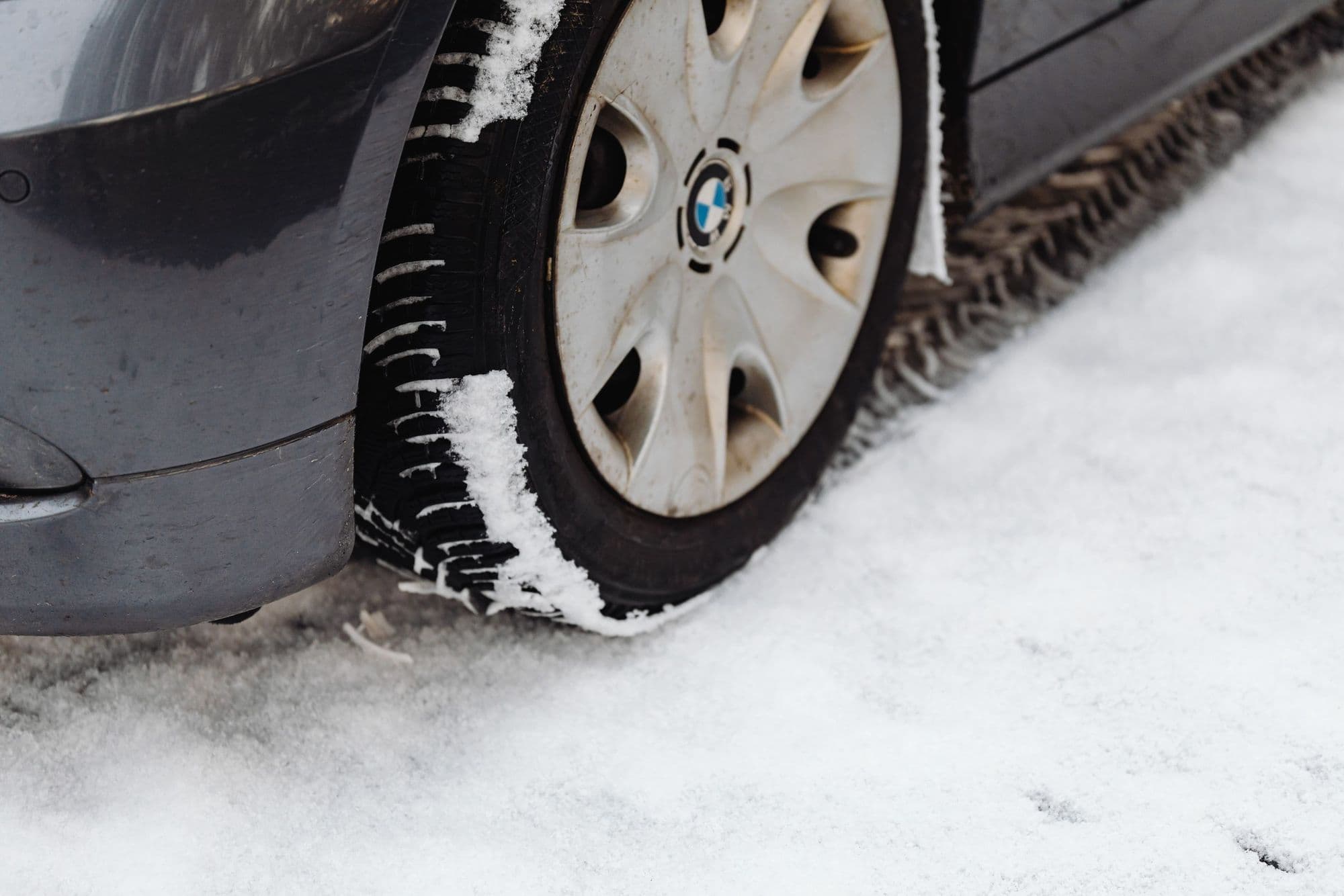 Vinterdäck på en bil i snö