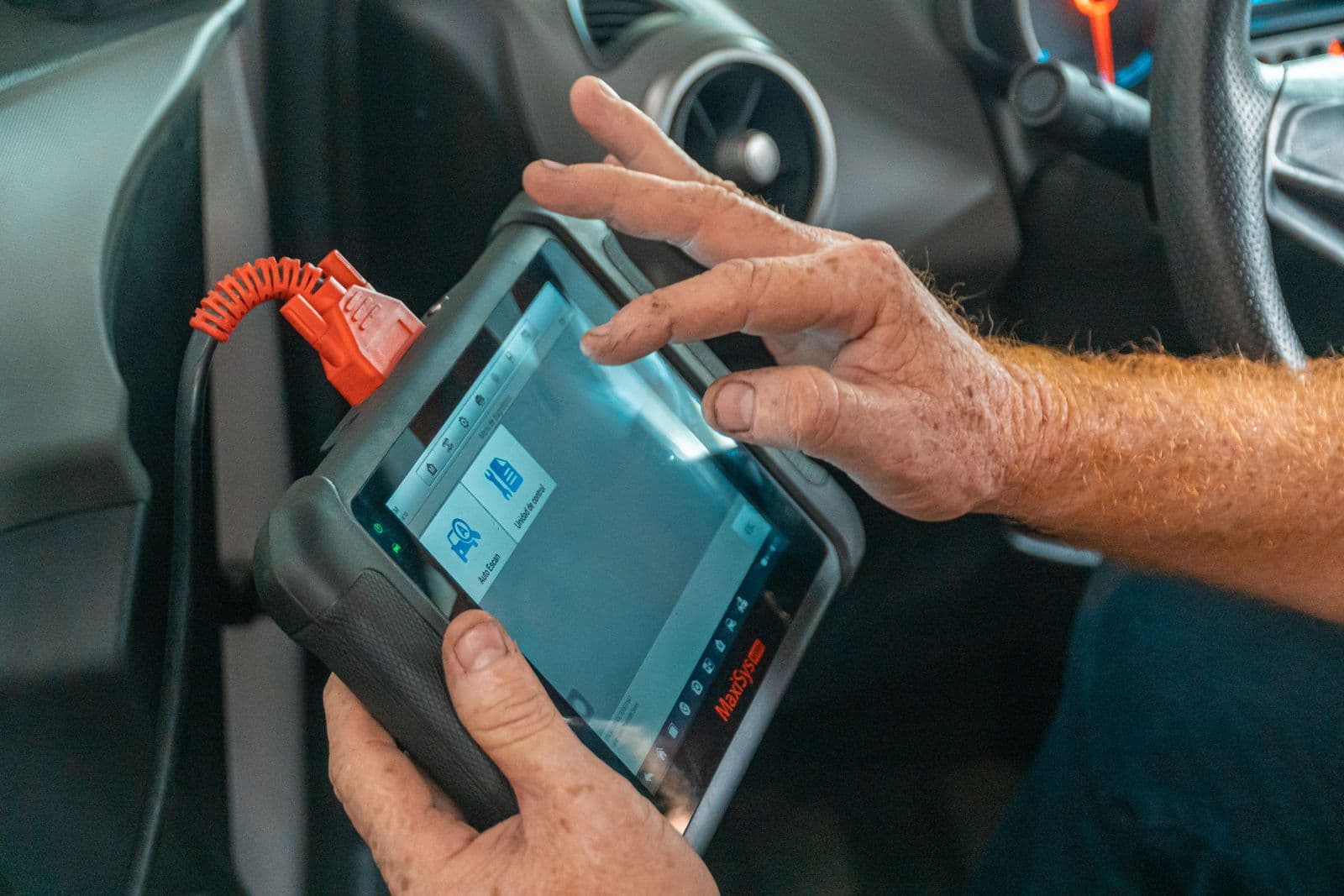 Felsökning med diagnosverktyg kopplat till bilen