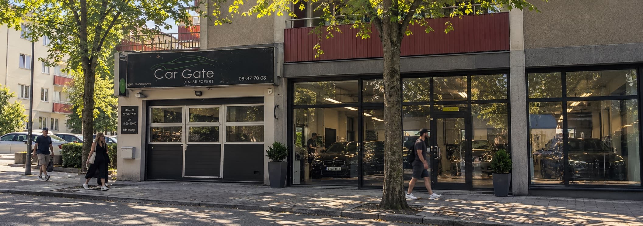Car Gates fasad på Sturegatan 6 i Sundbyberg, med skylten, verkstadsporten och bilar bakom glasfönstren