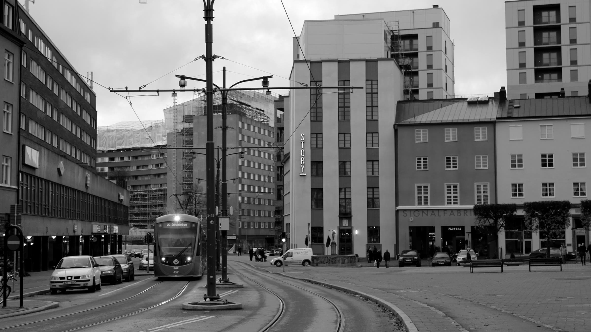 Sundbybergs torg med tvärbanan, Signalfabriken och Landsvägen i centrala Sundbyberg